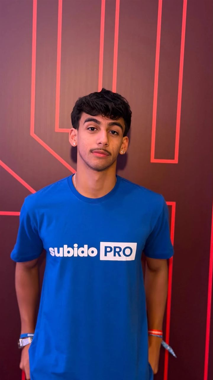 Lucas Tedeschi, estrategista de tráfego, com a camiseta da comunidade Subido PRO